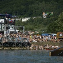 Wakeboard-Elite verwandelt Linzer Frachtschiff zum Schlachtschiff