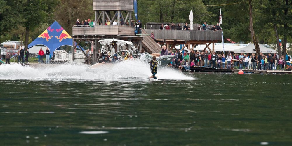 Grandiose Show beim Corona Wakeboard Cup in Döbriach am Millstättersee. Hausherr Dominik Hernler gewinnt auch den dritten Tourstopp am Boot.