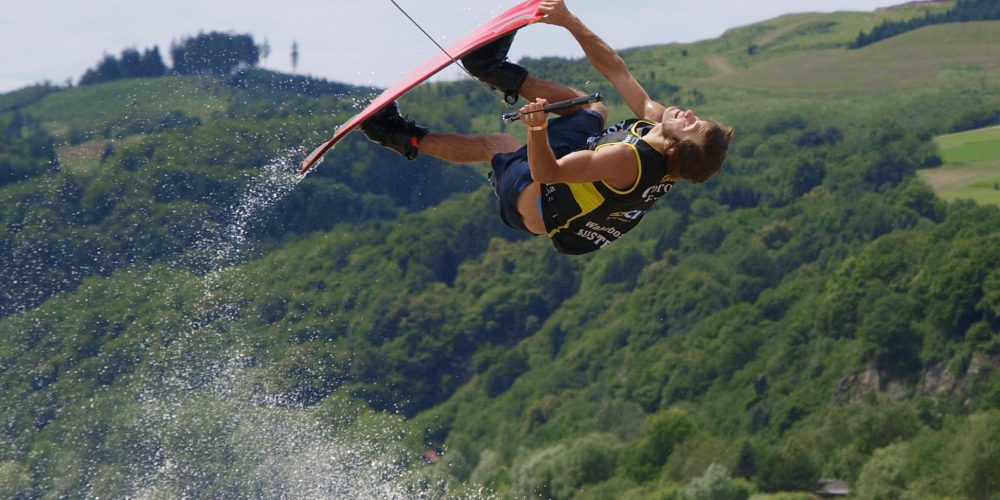 Julia Denk und Dominik Hernler gewinnen Gold bei der Wakeboard Staatsmeisterschaft in Gmunden am Traunsee.