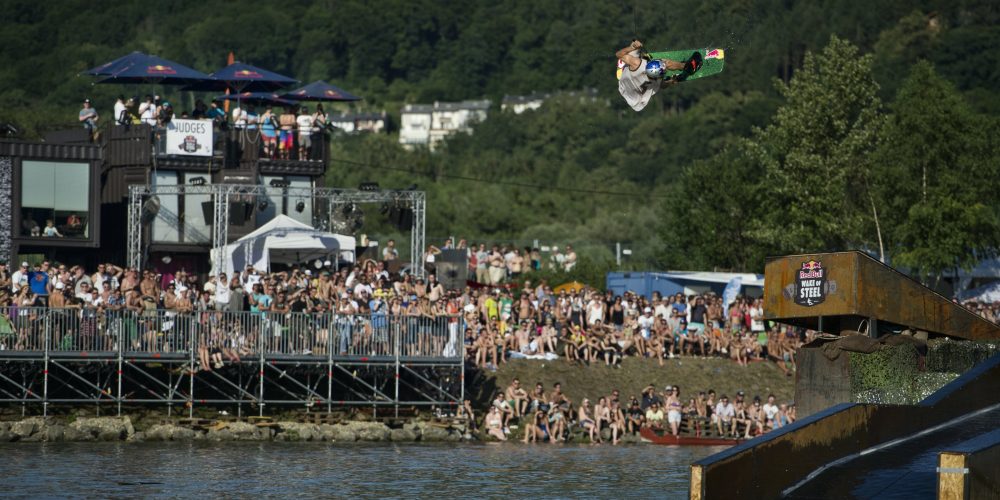 Wakeboard-Elite verwandelt Linzer Frachtschiff zum Schlachtschiff