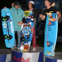 Nico Juritsch (K) belegt beim Finale des Corona Wakeboard Cups 2014 in Hard am Bodensee Platz zwei hinter Jerome Tan (CH) und holt überlegen die Gesamtwertung.