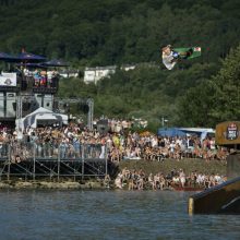 Wakeboard-Elite verwandelt Linzer Frachtschiff zum Schlachtschiff