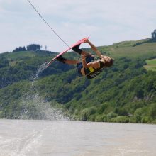 Julia Denk und Dominik Hernler gewinnen Gold bei der Wakeboard Staatsmeisterschaft in Gmunden am Traunsee.