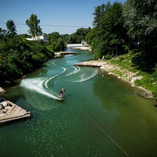 Dominik Hernler ist mit Wakeboard und Winch auf Tour – in Oberösterreich startete die Action.